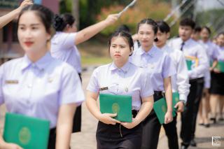 302. พิธีกล่าวคำปฏิญาณตนของนักศึกษา และพิธีลอดซุ้มไม้เรียวครุศาสตร์