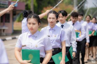303. พิธีกล่าวคำปฏิญาณตนของนักศึกษา และพิธีลอดซุ้มไม้เรียวครุศาสตร์