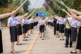 304. พิธีกล่าวคำปฏิญาณตนของนักศึกษา และพิธีลอดซุ้มไม้เรียวครุศาสตร์