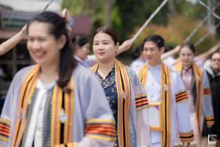 306. พิธีกล่าวคำปฏิญาณตนของนักศึกษา และพิธีลอดซุ้มไม้เรียวครุศาสตร์