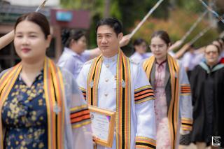 307. พิธีกล่าวคำปฏิญาณตนของนักศึกษา และพิธีลอดซุ้มไม้เรียวครุศาสตร์