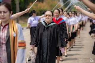 309. พิธีกล่าวคำปฏิญาณตนของนักศึกษา และพิธีลอดซุ้มไม้เรียวครุศาสตร์