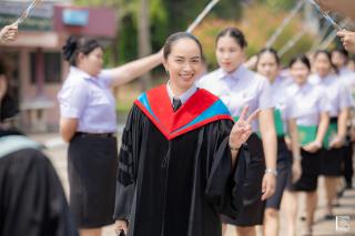 311. พิธีกล่าวคำปฏิญาณตนของนักศึกษา และพิธีลอดซุ้มไม้เรียวครุศาสตร์