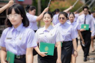 321. พิธีกล่าวคำปฏิญาณตนของนักศึกษา และพิธีลอดซุ้มไม้เรียวครุศาสตร์
