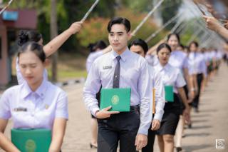 323. พิธีกล่าวคำปฏิญาณตนของนักศึกษา และพิธีลอดซุ้มไม้เรียวครุศาสตร์