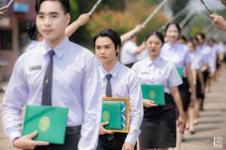 324. พิธีกล่าวคำปฏิญาณตนของนักศึกษา และพิธีลอดซุ้มไม้เรียวครุศาสตร์