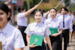 329. พิธีกล่าวคำปฏิญาณตนของนักศึกษา และพิธีลอดซุ้มไม้เรียวครุศาสตร์