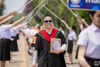 346. พิธีกล่าวคำปฏิญาณตนของนักศึกษา และพิธีลอดซุ้มไม้เรียวครุศาสตร์
