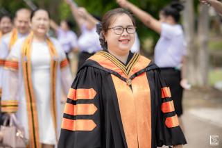 350. พิธีกล่าวคำปฏิญาณตนของนักศึกษา และพิธีลอดซุ้มไม้เรียวครุศาสตร์