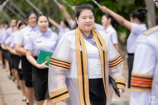 353. พิธีกล่าวคำปฏิญาณตนของนักศึกษา และพิธีลอดซุ้มไม้เรียวครุศาสตร์