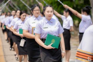 354. พิธีกล่าวคำปฏิญาณตนของนักศึกษา และพิธีลอดซุ้มไม้เรียวครุศาสตร์