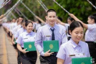 356. พิธีกล่าวคำปฏิญาณตนของนักศึกษา และพิธีลอดซุ้มไม้เรียวครุศาสตร์