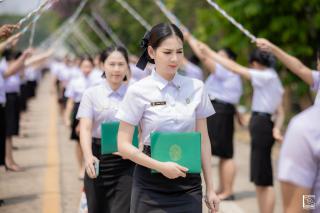 364. พิธีกล่าวคำปฏิญาณตนของนักศึกษา และพิธีลอดซุ้มไม้เรียวครุศาสตร์