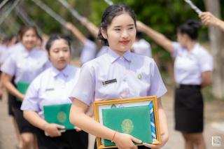 371. พิธีกล่าวคำปฏิญาณตนของนักศึกษา และพิธีลอดซุ้มไม้เรียวครุศาสตร์