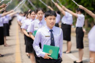 374. พิธีกล่าวคำปฏิญาณตนของนักศึกษา และพิธีลอดซุ้มไม้เรียวครุศาสตร์
