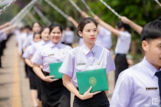 375. พิธีกล่าวคำปฏิญาณตนของนักศึกษา และพิธีลอดซุ้มไม้เรียวครุศาสตร์