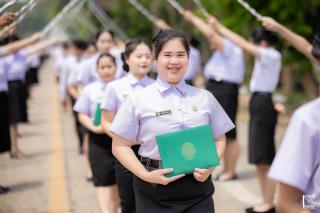 376. พิธีกล่าวคำปฏิญาณตนของนักศึกษา และพิธีลอดซุ้มไม้เรียวครุศาสตร์