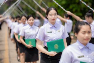 377. พิธีกล่าวคำปฏิญาณตนของนักศึกษา และพิธีลอดซุ้มไม้เรียวครุศาสตร์