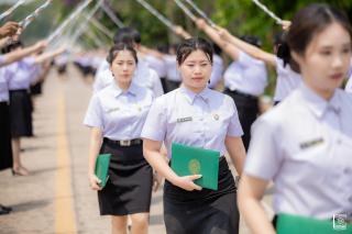 380. พิธีกล่าวคำปฏิญาณตนของนักศึกษา และพิธีลอดซุ้มไม้เรียวครุศาสตร์