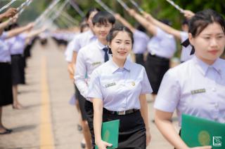 381. พิธีกล่าวคำปฏิญาณตนของนักศึกษา และพิธีลอดซุ้มไม้เรียวครุศาสตร์
