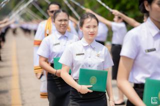 383. พิธีกล่าวคำปฏิญาณตนของนักศึกษา และพิธีลอดซุ้มไม้เรียวครุศาสตร์