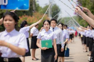 386. พิธีกล่าวคำปฏิญาณตนของนักศึกษา และพิธีลอดซุ้มไม้เรียวครุศาสตร์