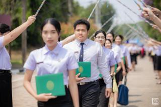 387. พิธีกล่าวคำปฏิญาณตนของนักศึกษา และพิธีลอดซุ้มไม้เรียวครุศาสตร์