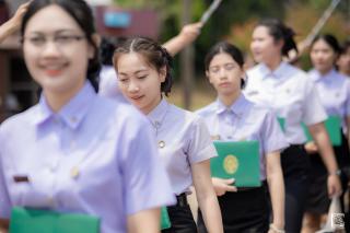 390. พิธีกล่าวคำปฏิญาณตนของนักศึกษา และพิธีลอดซุ้มไม้เรียวครุศาสตร์