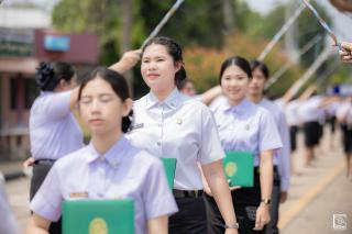 391. พิธีกล่าวคำปฏิญาณตนของนักศึกษา และพิธีลอดซุ้มไม้เรียวครุศาสตร์
