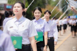 392. พิธีกล่าวคำปฏิญาณตนของนักศึกษา และพิธีลอดซุ้มไม้เรียวครุศาสตร์