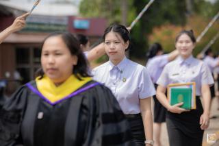 396. พิธีกล่าวคำปฏิญาณตนของนักศึกษา และพิธีลอดซุ้มไม้เรียวครุศาสตร์
