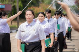 403. พิธีกล่าวคำปฏิญาณตนของนักศึกษา และพิธีลอดซุ้มไม้เรียวครุศาสตร์