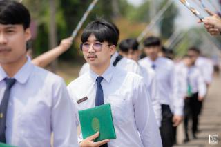 404. พิธีกล่าวคำปฏิญาณตนของนักศึกษา และพิธีลอดซุ้มไม้เรียวครุศาสตร์
