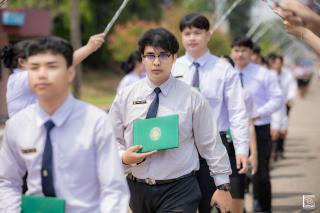 409. พิธีกล่าวคำปฏิญาณตนของนักศึกษา และพิธีลอดซุ้มไม้เรียวครุศาสตร์