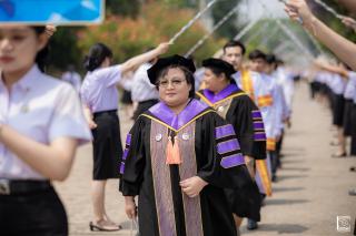421. พิธีกล่าวคำปฏิญาณตนของนักศึกษา และพิธีลอดซุ้มไม้เรียวครุศาสตร์