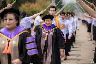 422. พิธีกล่าวคำปฏิญาณตนของนักศึกษา และพิธีลอดซุ้มไม้เรียวครุศาสตร์