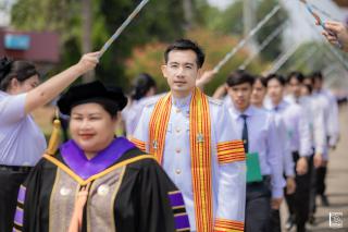 423. พิธีกล่าวคำปฏิญาณตนของนักศึกษา และพิธีลอดซุ้มไม้เรียวครุศาสตร์