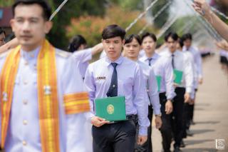 424. พิธีกล่าวคำปฏิญาณตนของนักศึกษา และพิธีลอดซุ้มไม้เรียวครุศาสตร์