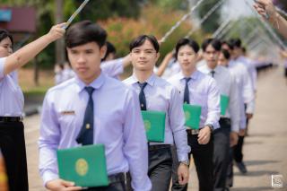 425. พิธีกล่าวคำปฏิญาณตนของนักศึกษา และพิธีลอดซุ้มไม้เรียวครุศาสตร์