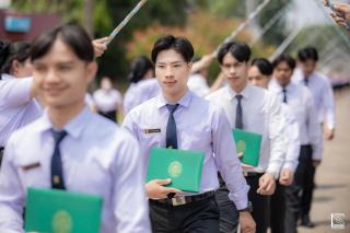426. พิธีกล่าวคำปฏิญาณตนของนักศึกษา และพิธีลอดซุ้มไม้เรียวครุศาสตร์