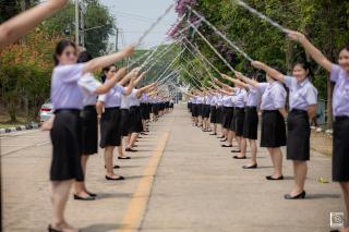 432. พิธีกล่าวคำปฏิญาณตนของนักศึกษา และพิธีลอดซุ้มไม้เรียวครุศาสตร์