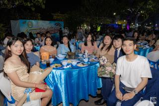 100. งานราตรีสีฟ้า