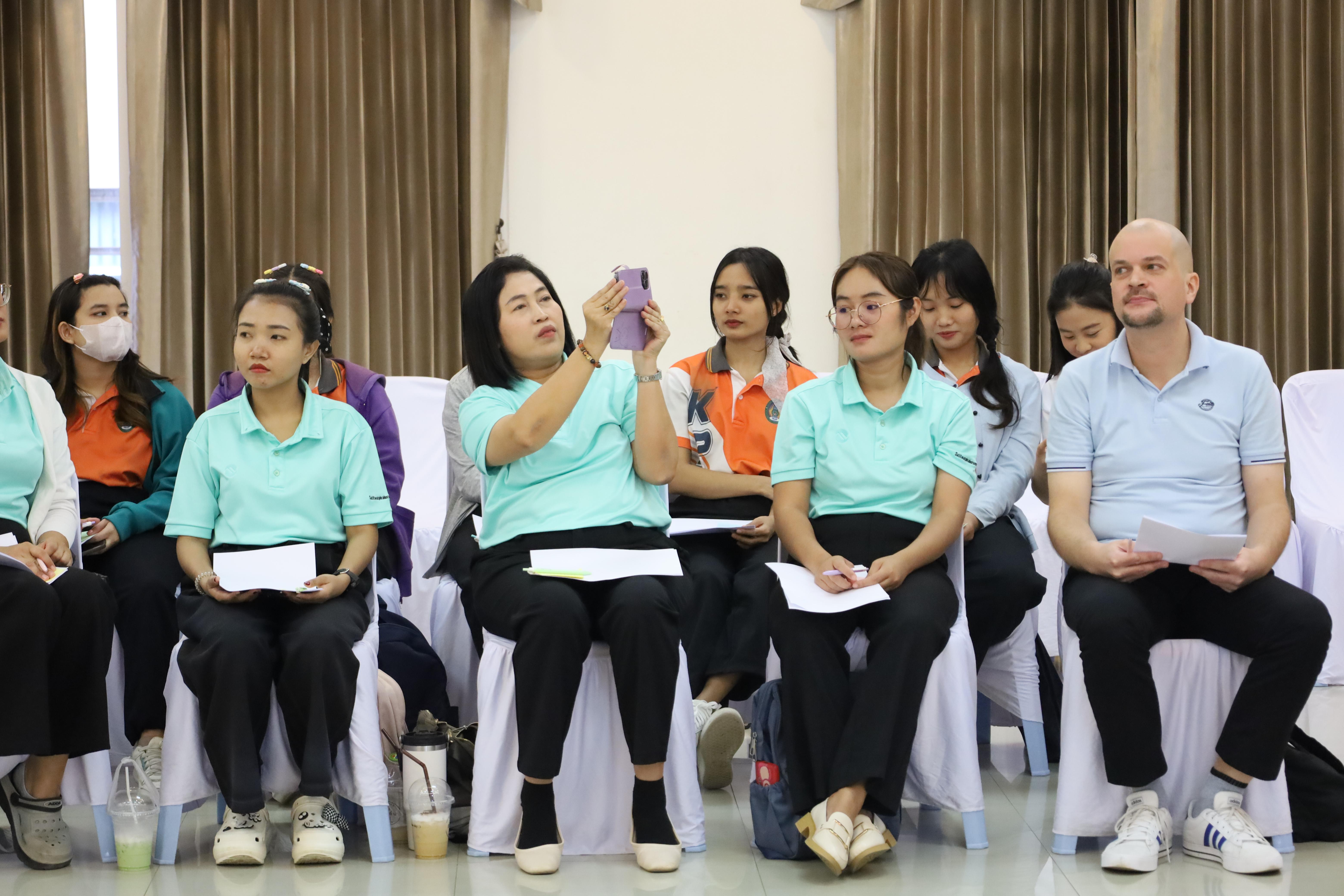 56. อบรมเชิงปฏิบัติการพัฒนาความรู้ทักษะด้านภาษาอังกฤษในศตวรรษที่ 21 สำหรับบุคลากรทางการศึกษา