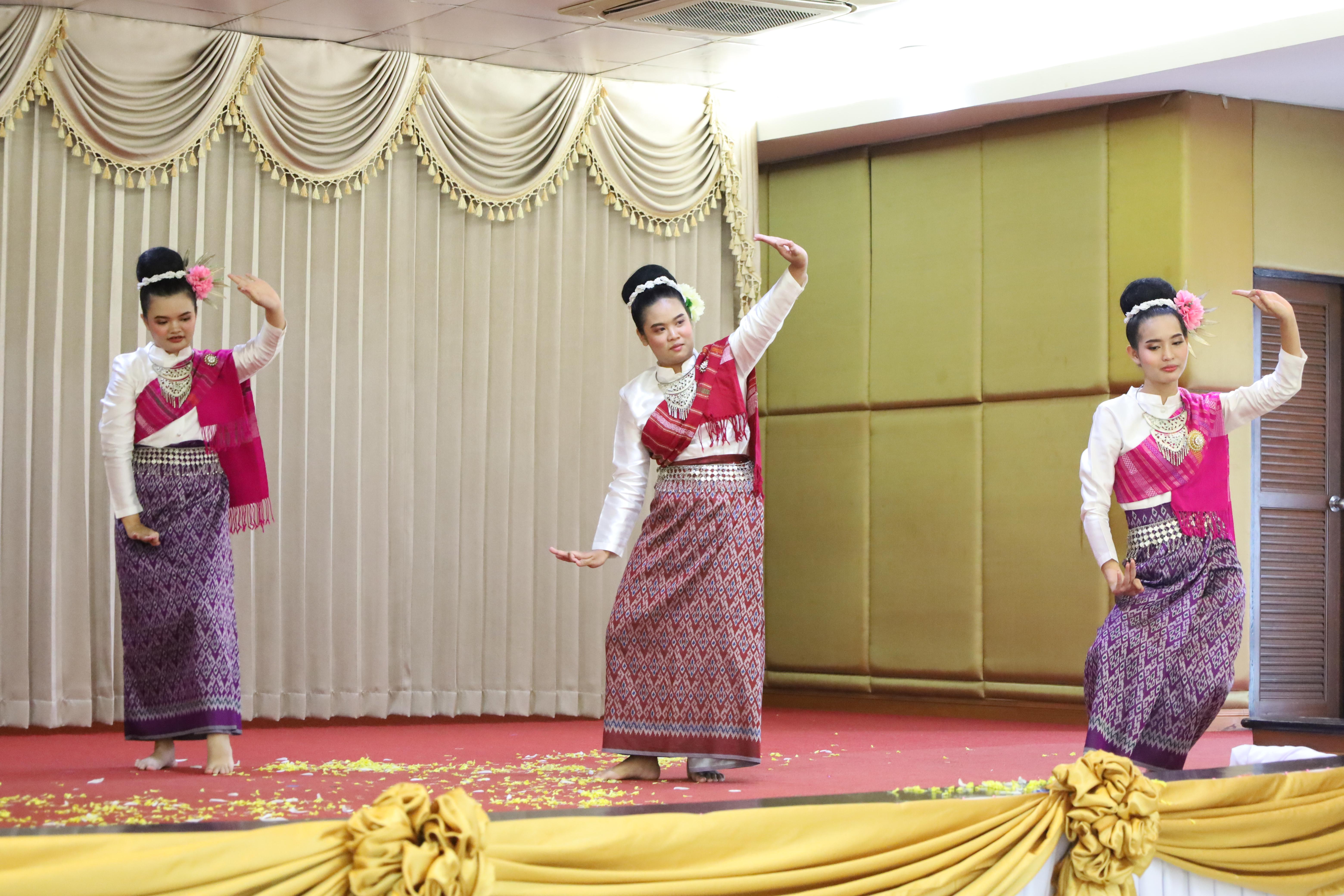 75. การแสดงรำ4ภาค