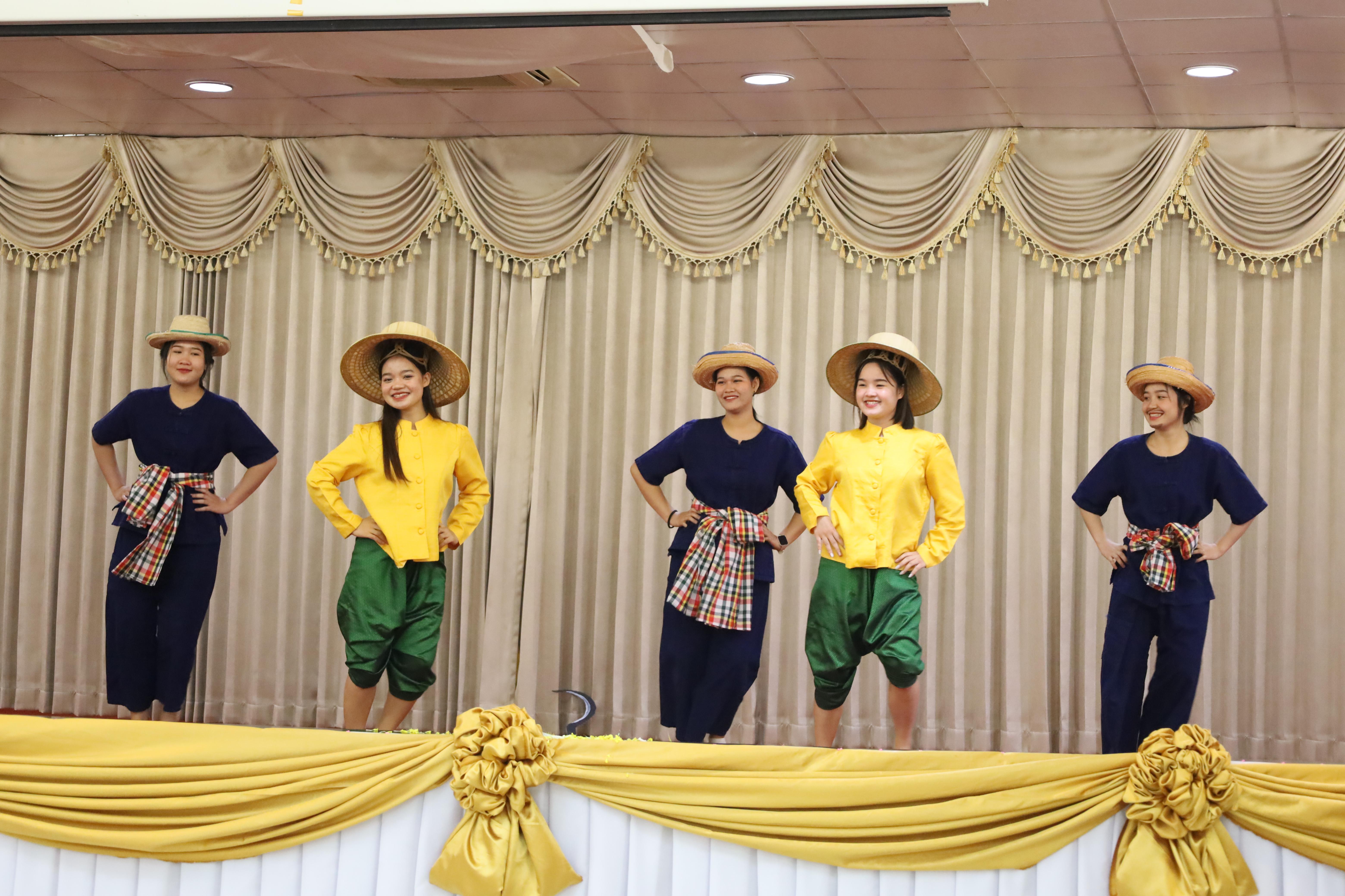 121. การแสดงรำ4ภาค