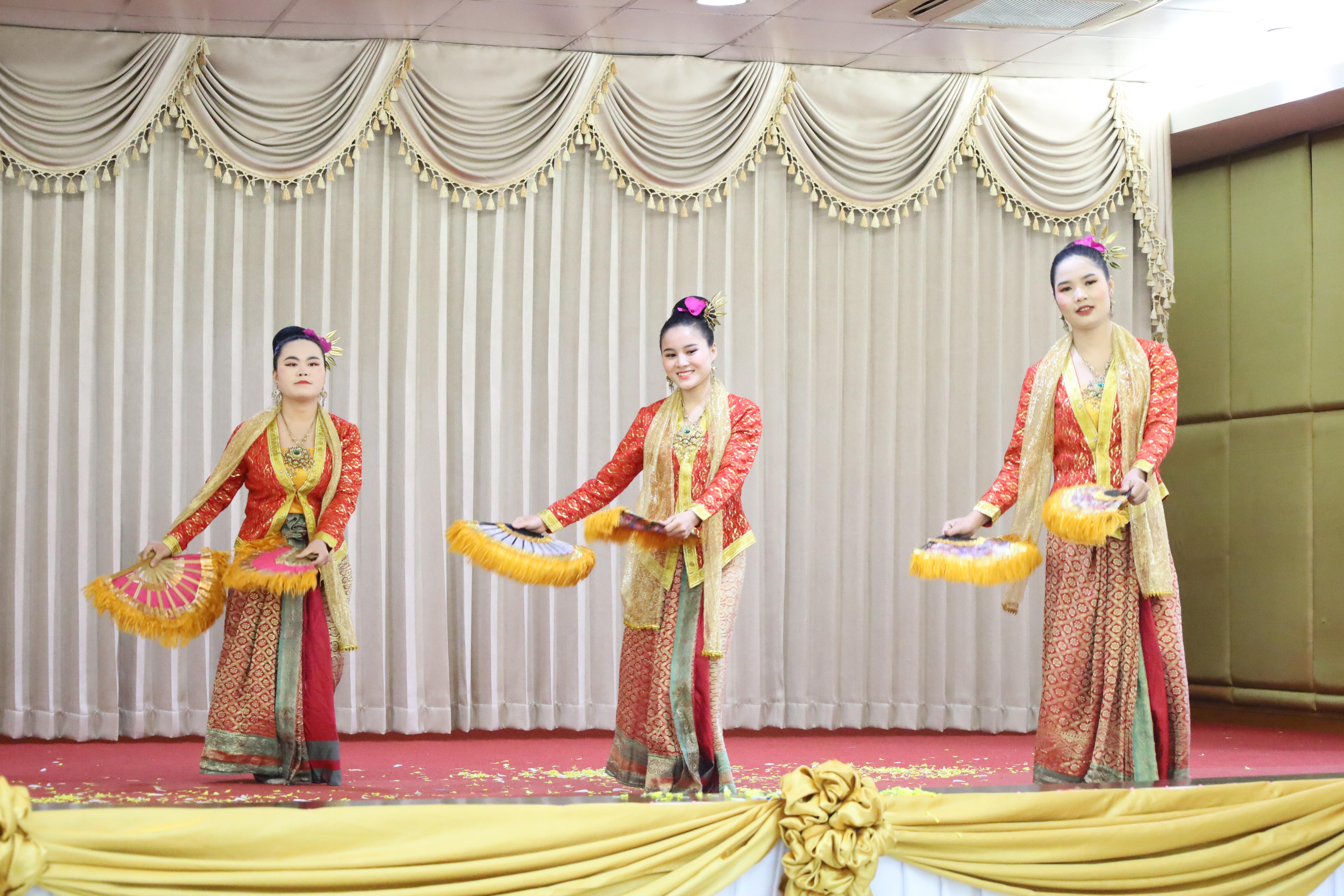 142. การแสดงรำ4ภาค