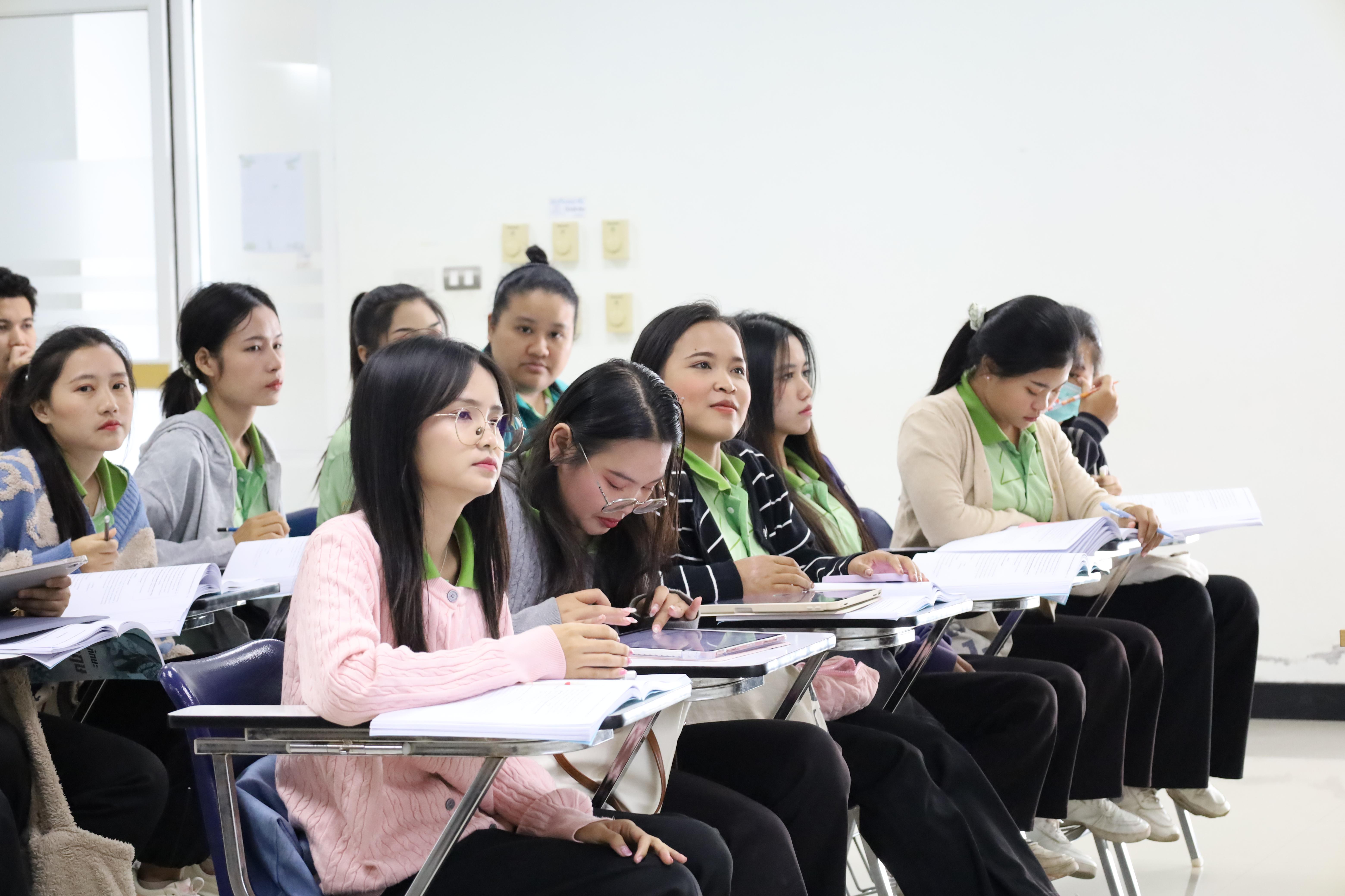 7. อบรมการพัฒนาภาษาอังกฤษสำหรับนักศึกษาครู