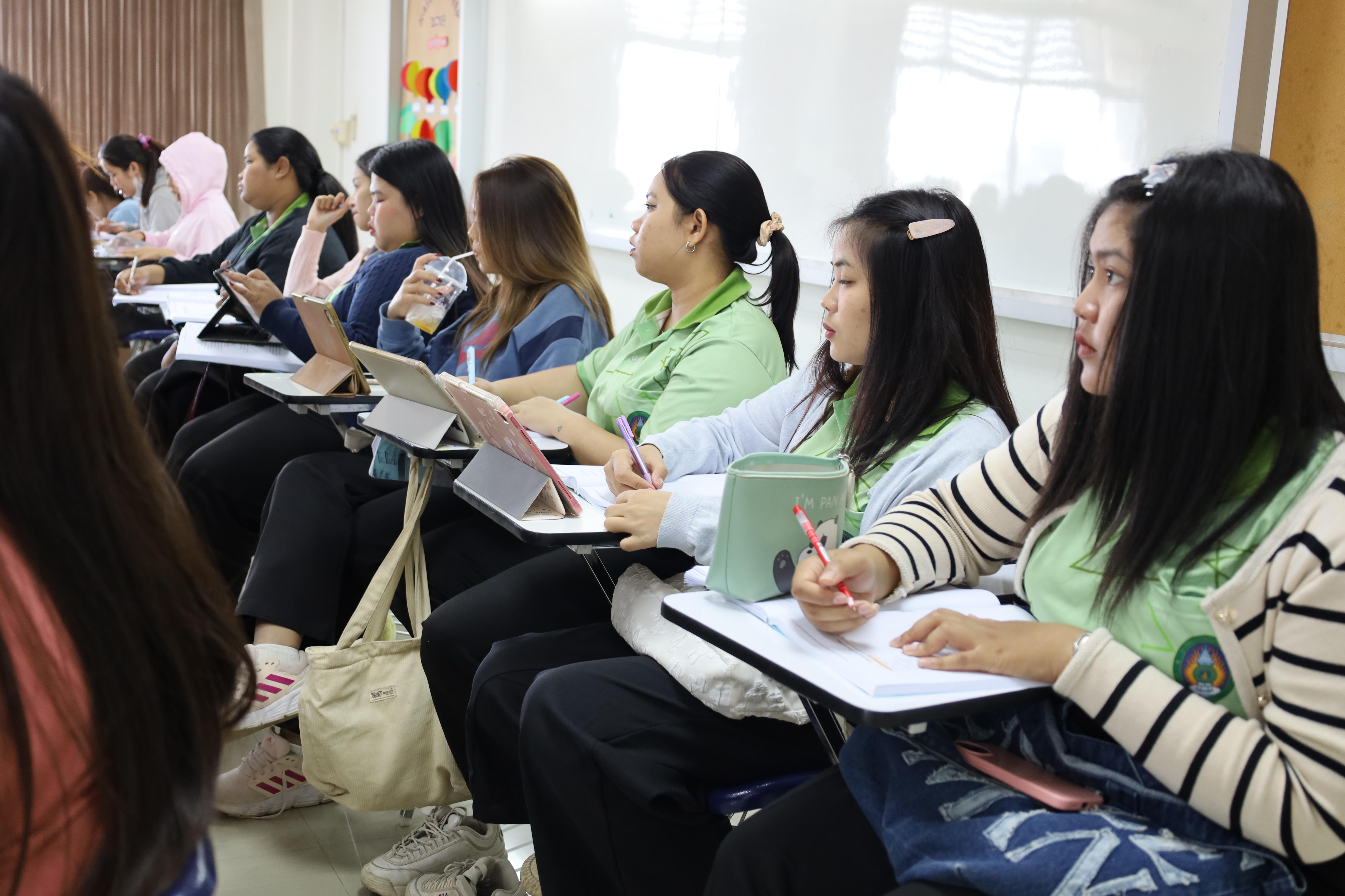 156. อบรมการพัฒนาภาษาอังกฤษสำหรับนักศึกษาครู