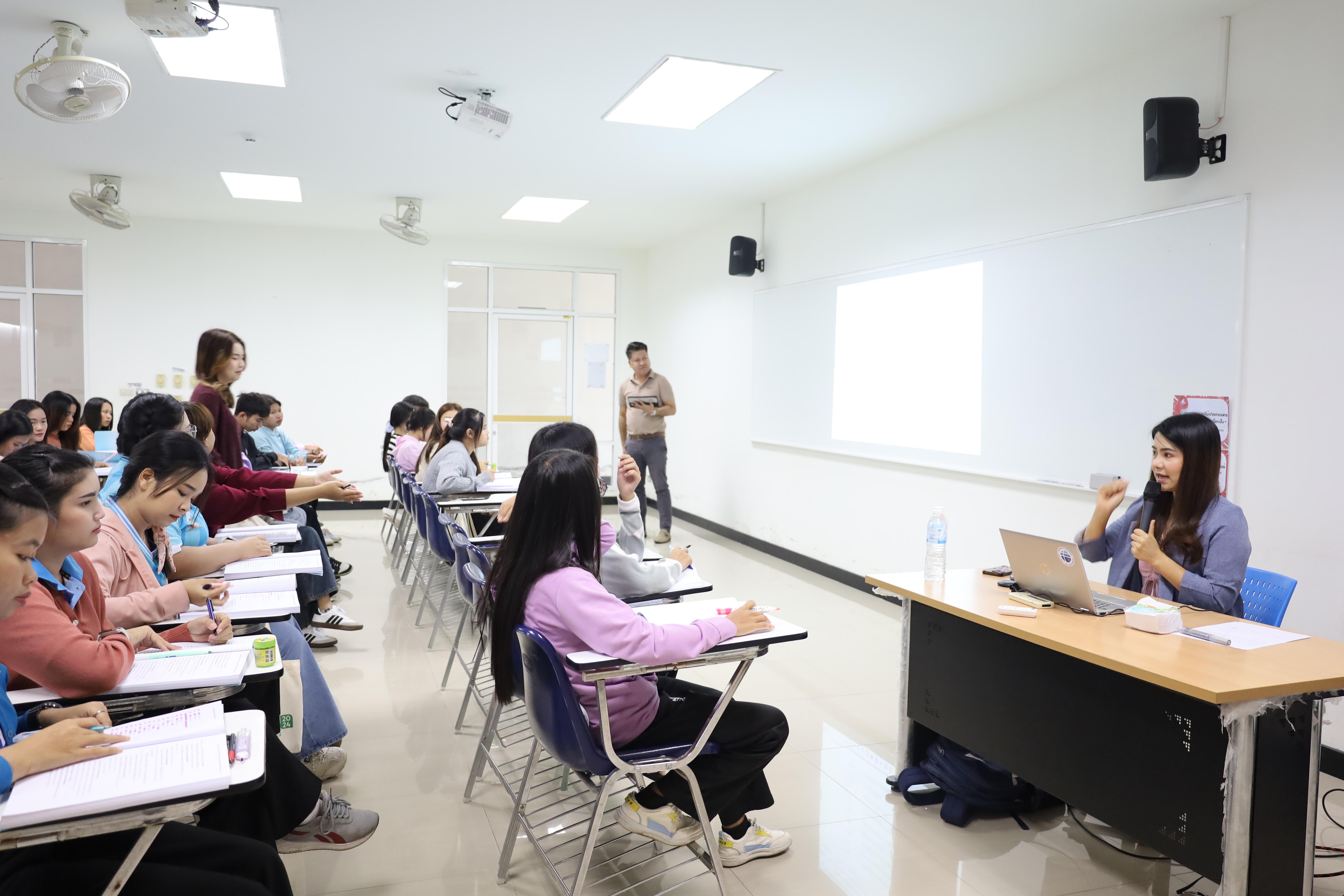 261. อบรมการพัฒนาภาษาอังกฤษสำหรับนักศึกษาครู