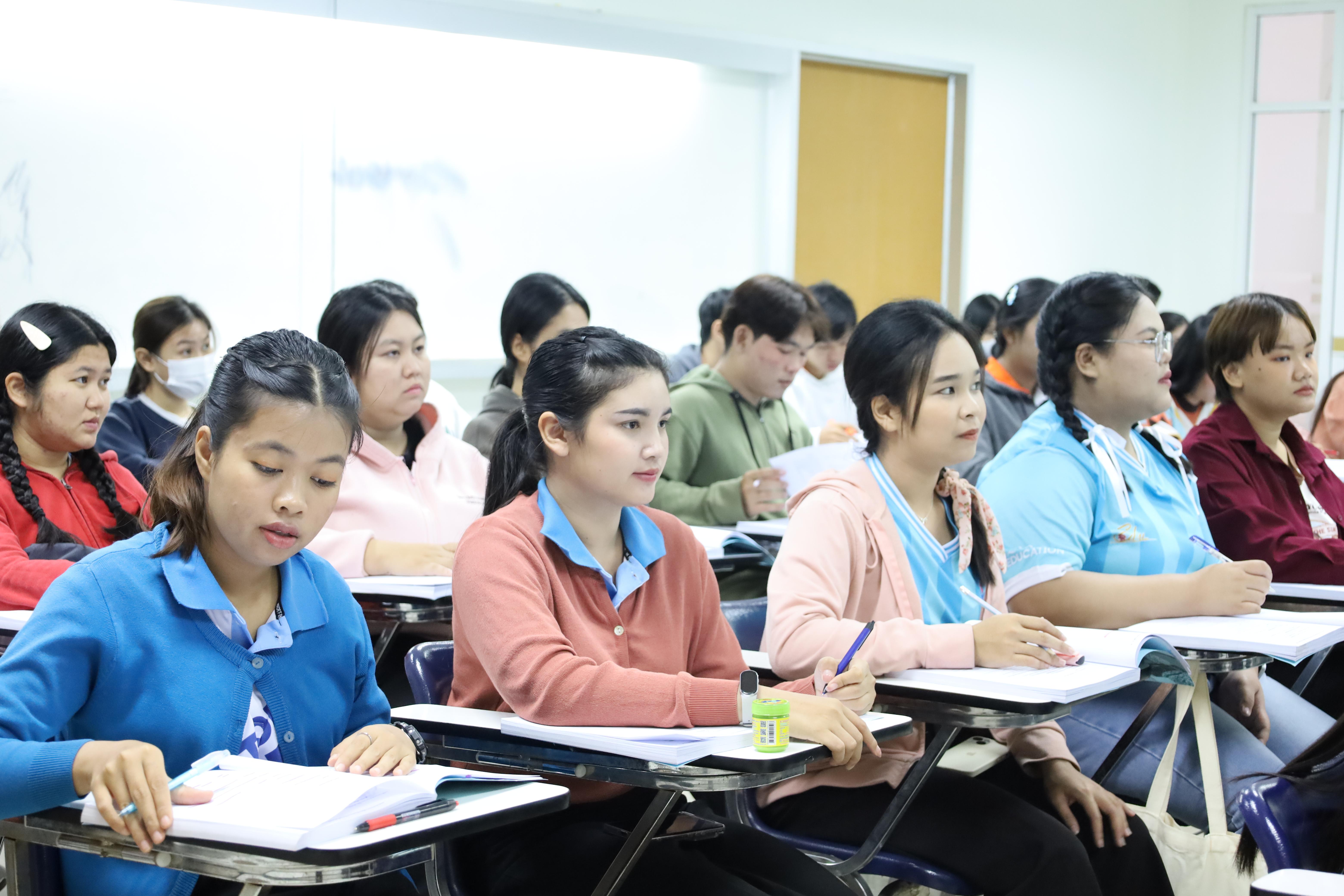 267. อบรมการพัฒนาภาษาอังกฤษสำหรับนักศึกษาครู